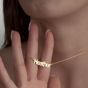Collar con nombre personalizado • Joyería chapada en oro de 14 quilates • Colgante con nombre en plata esterlina • Regalo personalizado para ella • Elegante amuleto para todos los días •