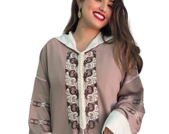 Chic and elegant Moroccan djellaba in luxurious fabric.
