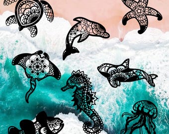 Könnte beinhalten: Ein Set mit schwarz-weißen Mandala-artigen Illustrationen von Meerestieren. Das Set enthält eine Schildkröte, einen Seestern, einen Delfin, einen Rochen, einen Orca, ein Seepferdchen, eine Qualle und einen Clownfisch.
