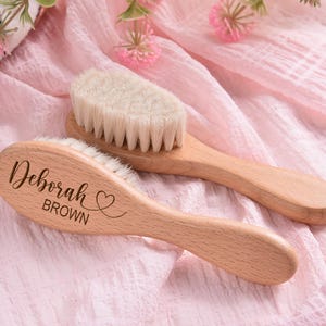 木製ベビーヘアブラシ パーソナライズ、カスタム新生児記念品ギフト、ベビーシャワーギフト、女の子の赤ちゃんギフト、男の子の赤ちゃんギフト、名前入りベビーブラシ