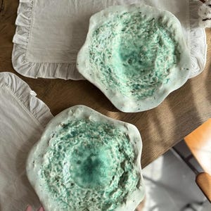 Handmade Serving Plate – 27 cm Ceramic Presentation Dish – Rustic Stoneware Platter – Durable and Dishwasher Safe – Unique Pottery Tableware