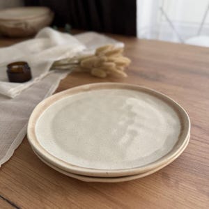 Handmade Round Plate 21cm – Modern Ceramic Dinner Plate – Durable Artisan Tableware – Unique Rustic Glaze – Dishwasher Safe Stoneware