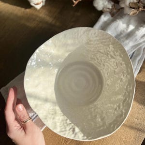 Deep Versatile Plate for Pasta, Salads, Soups, and More – Spacious and Stylish Tableware for Everyday Dining and Creative Meal Presentations