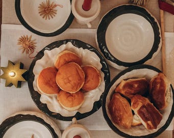 Keramisch kerstservies voor twee. Handgemaakt Oekraïens aardewerk – cadeauset olijfcappuccino-servies - kerstdiner voor familie