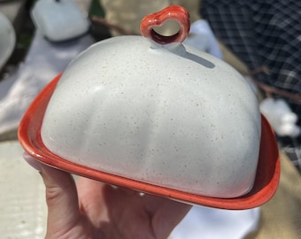 Handcrafted butter dish, unique and elegant design, perfect for your kitchen. Made with care and attention to detail, each piece