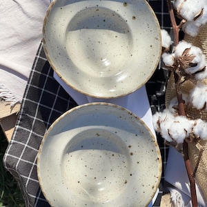 Plato para pasta hecho a mano: elegante plato de cerámica, capacidad de 300 ml, diseño único, perfecto para pasta, ensaladas o platos principales. Vajilla con estilo.