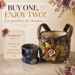 Puede incluir: Dos piezas de cerámica hechas a mano: una pequeña taza azul con una margarita y una cesta marrón más grande con asas, adornada con detalles florales. El texto dice "¡COMPRA UNO, DISFRUTA DOS!" y "HECHO A MANO con amor".