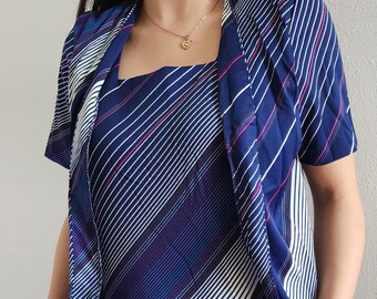 Blusa e saída de praia vintage 2 em 1 com listras azuis, brancas e roxas.