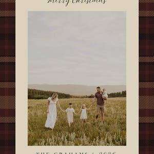 Peut inclure: Une carte de No&euml;l rectangulaire avec une bordure &agrave; carreaux rouge fonc&eacute; et marron. Le centre affiche une photographie d'une famille marchant dans un champ avec le texte Merry Christmas en haut et THE GRAHAMS | 2026 imprim&eacute; en bas.