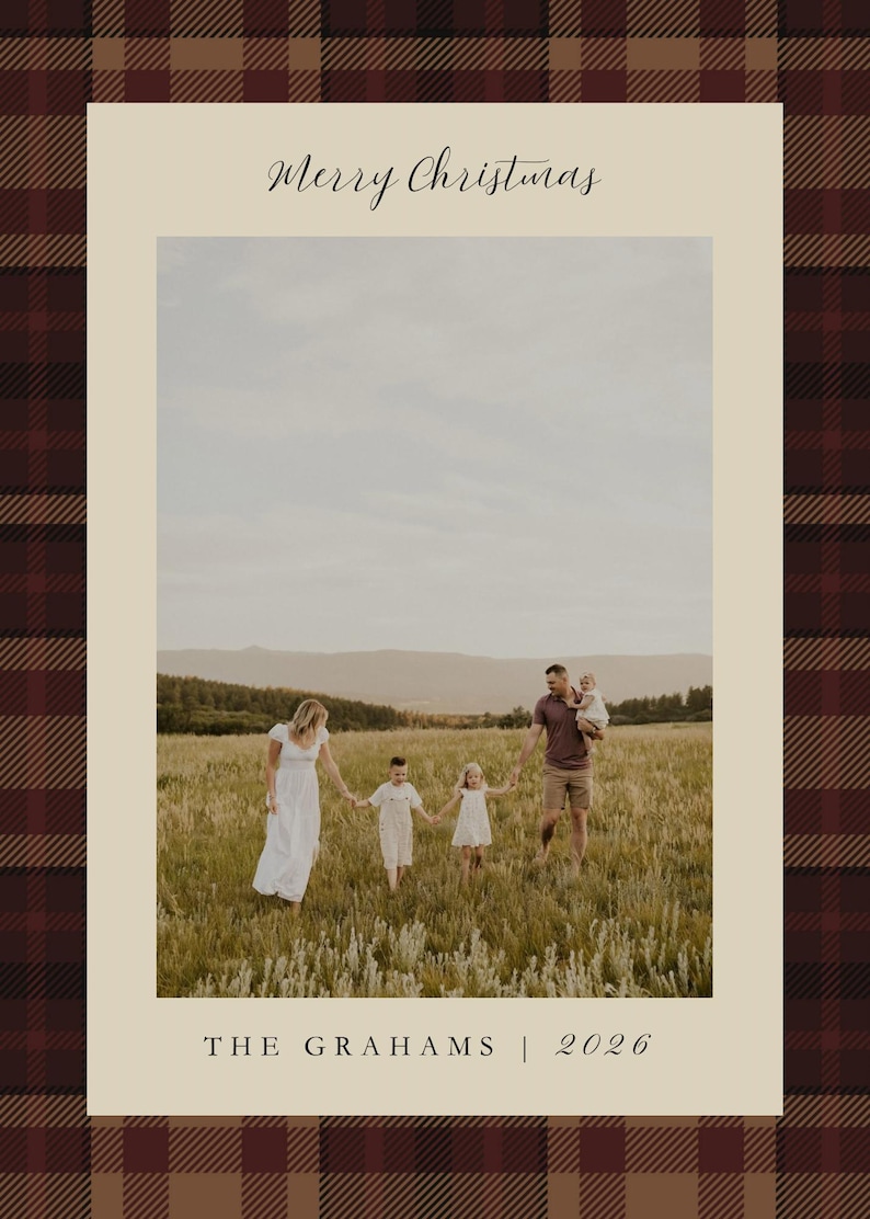 Peut inclure: Une carte de No&euml;l rectangulaire avec une bordure &agrave; carreaux rouge fonc&eacute; et marron. Le centre affiche une photographie d'une famille marchant dans un champ avec le texte Merry Christmas en haut et THE GRAHAMS | 2026 imprim&eacute; en bas.