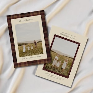 Peut inclure: Deux cartes de No&euml;l rectangulaires avec des photos de famille. L'une a une bordure &agrave; carreaux marron avec le texte Merry Christmas et THE GRAHAMS | 2026. L'autre a une bordure festonn&eacute;e rouge fonc&eacute; avec le texte May God richly bless you this Christmas season et LOVE, ROY & MIRIAM.