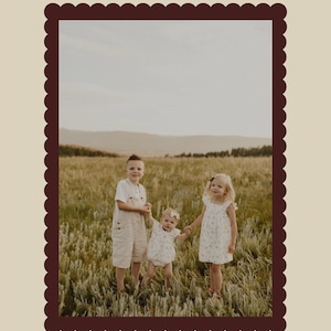 Peut inclure: Une carte de No&euml;l rectangulaire avec une bordure festonn&eacute;e marron fonc&eacute; sur fond beige. Elle pr&eacute;sente une photographie de trois enfants dans un champ. Le texte indique : MAY GOD RICHLY BLESS YOU this Christmas season, LOVE, ROY & MIRIAM JACK (6) DAISY (4) AUTUMN (1).
