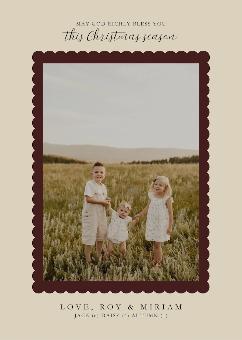 Peut inclure: Une carte de No&euml;l rectangulaire avec une bordure festonn&eacute;e marron fonc&eacute; sur fond beige. Elle pr&eacute;sente une photographie de trois enfants dans un champ. Le texte indique : MAY GOD RICHLY BLESS YOU this Christmas season, LOVE, ROY & MIRIAM JACK (6) DAISY (4) AUTUMN (1).