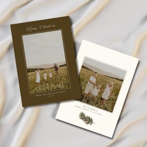 Puede incluir: Dos tarjetas navideñas rectangulares con fotografías familiares. Una tarjeta es de color marrón oscuro con el texto Merry Christmas y From, The Graham Family 2026. La otra es crema con el texto Roy & Miriam, Jack & Daisy & Autumn y una rama de pino.