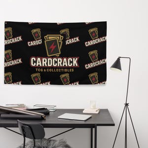 XL 35x56 Breaker Flag pour la configuration des diffusions en direct du TCG | Bannière de toile de fond pour Whatnot et TikTok | Configuration de la salle d'extraction personnalisée | Cartes Sport Pokémon