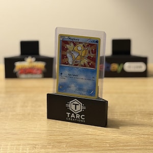 パーソナライズされたトレーディングカードスタンド｜調節可能なPSAスラブ鑑定済みカードディスプレイ｜TCG、スポーツカード、トップローダー用MagStand™｜Whatnot TikTok