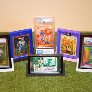 Aangepaste displaylijst en standaard voor kaartencollectie. Magnetische hoes inbegrepen! Sportkaarten, PSA-platen, Pokémon, Lorcana, enz.