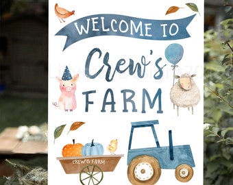 Könnte beinhalten: Ein Schild im Aquarellstil auf einer Staffelei mit dem Text "Welcome to Crew's Farm". Das Schild zeigt Illustrationen eines Schweins, eines Schafs, eines Huhns, Kürbissen, eines Traktors und eines Wagens. Das Design hat ein Bauernhof-Thema.