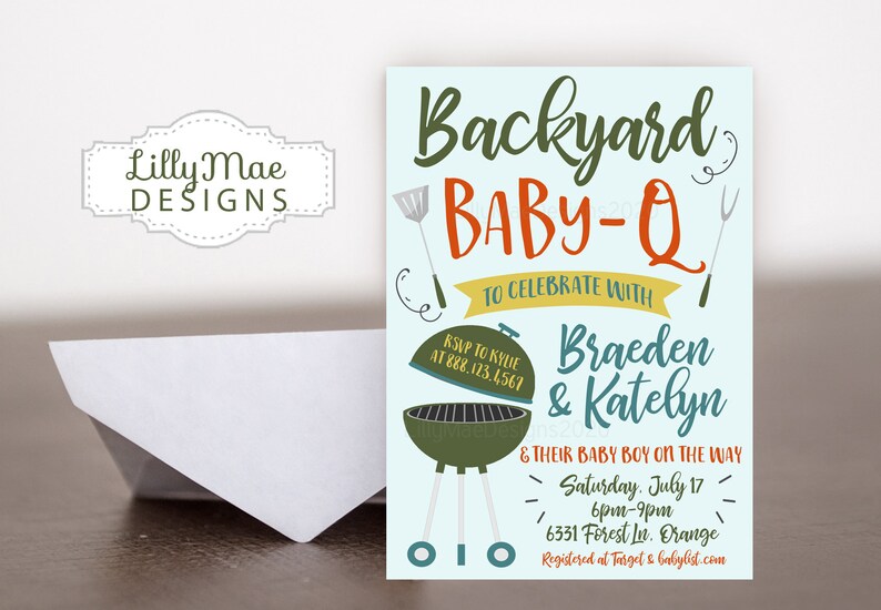 Pu&ograve; includere: Un invito a una festa di baby shower blu e bianco con una griglia di cartoni animati e il testo "Backyard Baby-Q" per festeggiare con Braeden & Katelyn e il loro bambino in arrivo. L'invito include la data, l'ora e l'indirizzo dell'evento. Sono incluse anche le informazioni RSVP.