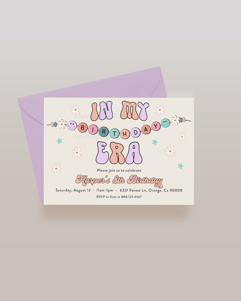 Puede incluir: Una invitaci&oacute;n de cumplea&ntilde;os en rosa pastel, azul y amarillo con el texto "In My Birthday Era" y una cadena de margaritas con caritas sonrientes. La invitaci&oacute;n es para el octavo cumplea&ntilde;os de Harper el 12 de agosto de 11:00 a 13:00 en 6331 Forest Ln, Orange, CA 90008. RSVP a Kate al 888.123.4567.