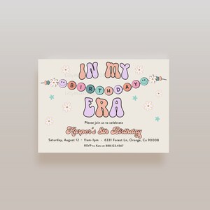 Puede incluir: Una invitaci&oacute;n colorida a una fiesta de cumplea&ntilde;os con el texto "In My Birthday Era" en una fuente retro. La invitaci&oacute;n est&aacute; decorada con flores y estrellas. El texto tambi&eacute;n incluye los detalles de la fiesta, incluida la fecha, la hora, la ubicaci&oacute;n y la informaci&oacute;n de RSVP.