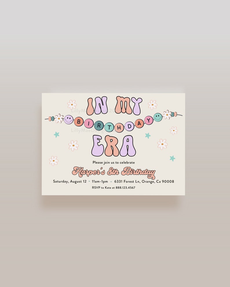 Puede incluir: Una invitaci&oacute;n colorida a una fiesta de cumplea&ntilde;os con el texto "In My Birthday Era" en una fuente retro. La invitaci&oacute;n est&aacute; decorada con flores y estrellas. El texto tambi&eacute;n incluye los detalles de la fiesta, incluida la fecha, la hora, la ubicaci&oacute;n y la informaci&oacute;n de RSVP.