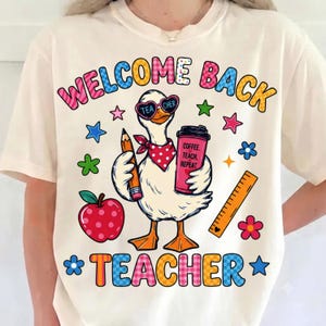 Bentornato insegnante PNG, Divertente design per sublimazione con oca per insegnanti, Caffè insegna ripeti PNG, Maglietta per insegnanti per il ritorno a scuola, Regalo per insegnanti PNG