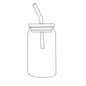 Puede incluir: Un tarro de vidrio transparente para beber con tapa y pajita. El tarro es cilíndrico con una base ligeramente redondeada. La tapa tiene un agujero para la pajita, que está en ángulo. La pajita es recta con una curva cerca de la parte superior.