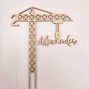 Cake topper per compleanno con gru in legno, decorazione torta personalizzata, personalizzabile con nome ed età, perfetta come regalo