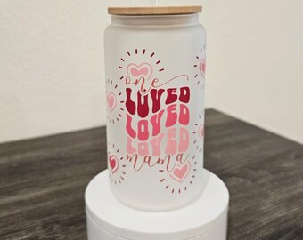 Vaso de vidrio One Loved Mama: Vaso Libbey de 16 oz con tapa de bambú y pajita