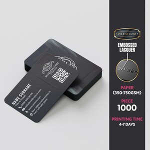 Puede incluir: Una pila de tarjetas de visita negras con esquinas redondeadas. Las tarjetas presentan texto blanco, un código QR y un logotipo. El texto incluye el nombre de la empresa, la información de contacto y el sitio web. La imagen también muestra detalles sobre el papel y el tiempo de impresión.