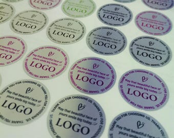 以下が含まれることがあります： 透明な背景の丸いステッカーのコレクション。各ステッカーには、太字の「LOGO」という単語と、「THANK YOU FOR CHOOSING US. May that beautiful face of yours smile big today.」というテキストが記載されています。