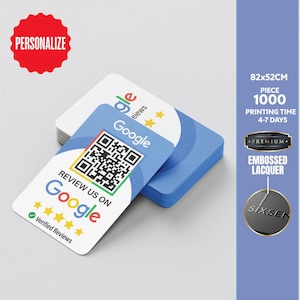 Puede incluir: Un montón de tarjetas de visita azules y blancas con esquinas redondeadas. Las tarjetas muestran el logotipo de Google, un código QR y el texto "Review us on Google". Un círculo rojo con la palabra "Personalizar" está en la esquina superior izquierda.