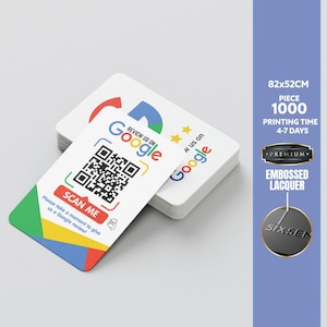 Peut inclure: Une pile de cartes de visite blanches aux coins arrondis. La carte supérieure présente le logo Google, un code QR et le texte "SCAN ME". Les cartes mesurent 82x52cm, avec 1000 pièces et un vernis gaufré.