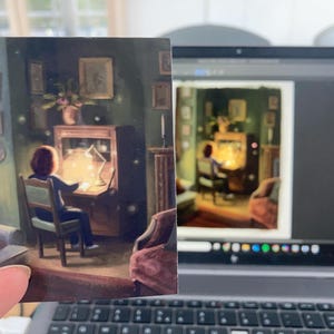 Op de afbeelding: Een gedrukte kaart met een persoon die aan een bureau zit dat wordt verlicht door een gloeiende lamp. De kamer is versierd met ingelijste kunstwerken en een open haard. Het kleurenpalet omvat groen, bruin en warm licht.