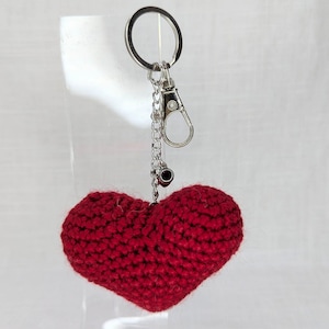 Gehäkelte Amigurumi Herz Schlüsselbund rote Wolle Garn handgemachte Schlüsselring Herz und Kristall Charme nette weiche, gemütliche Schlüsselbund