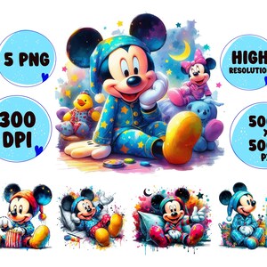 Pode incluir: Uma ilustração digital do Mickey Mouse vestindo um pijama azul com estrelas brancas. Mickey está sentado com as pernas cruzadas e as mãos no colo. Ele está sorrindo e olhando para o espectador. O fundo é uma aquarela de azul, rosa e amarelo.