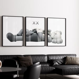 KAWS Poster 3er Set: Hypebeast Wandkunst und Minimalistisches Graffiti Dekor - Perfektes digitales Download Geschenk für Kunst- & Sneaker-Liebhaber