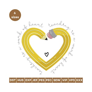 Puede incluir: Un corazón amarillo con forma de lápiz con las palabras "enseñar es un trabajo de corazón" en una fuente manuscrita. Un pequeño corazón negro está debajo del lápiz. La imagen también incluye el texto "6 tamaños" y abreviaturas de tipos de archivo.