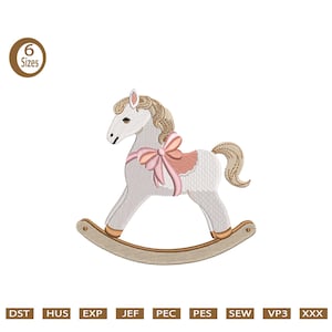 Op de afbeelding: Een wit schommelpaard met een roze strik en een houten basis. Het paard is een kinderspeelgoed.