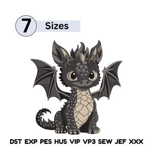 Peut inclure: Motif brodé d'un dragon de dessin animé en noir et beige. Le dragon a de grands yeux, des ailes et un ventre à motifs. L'image comprend le texte "7 Tailles" et diverses abréviations de formats de fichiers.