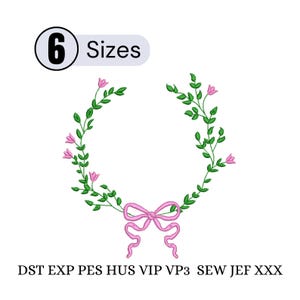 Pode incluir: Um desenho de grinalda floral bordada com flores cor-de-rosa, folhas verdes e um laço cor-de-rosa. A imagem inclui o texto "6 Tamanhos" e formatos de arquivo de bordado: DST, EXP, PES, HUS, VIP, VP3, SEW, JEF e XXX.
