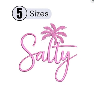 Könnte beinhalten: Ein Stickmuster mit dem Wort Salty in einer rosa Schreibschrift. Über dem Buchstaben t befindet sich ein rosa Palmensymbol. Der Text 5 Sizes ist in schwarzer Schrift in einem hellgrauen, abgerundeten Rechteck dargestellt.