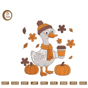 Può includere: Design ricamato con un'oca che indossa occhiali, un cappello e una sciarpa, che tiene in mano una tazza di caffè. Zucca, foglie e fiori circondano l'oca. Il design è nei toni dell'arancione, del marrone e del bianco.