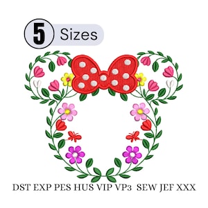 Könnte beinhalten: Ein gesticktes Design mit einem floralen Mickey Mouse-Kopf mit einer roten Schleife mit weißen Punkten. Das Design umfasst rosa, gelbe und lila Blumen, grüne Blätter und den Text "5 Sizes". Stickdateiformate darunter.
