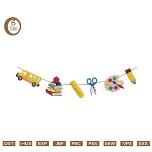 Könnte beinhalten: Ein gesticktes Banner zum Thema Schule mit einem gelben Schulbus, Büchern, einem Apfel, einem Lineal, einer Schere, einer Farbpalette und einem Bleistift. Das Banner enthält den Text "6 Sizes".