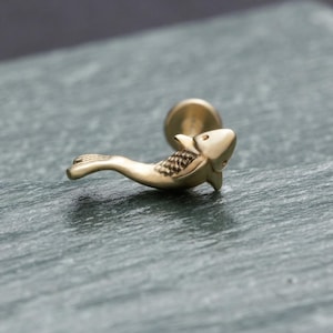 Delicato orecchino a perno con pesce Koi • Orecchino con parte posteriore piatta filettata sicura per cartilagine e trago • Gioiello con pesce in oro massiccio 14K • Piercing con parte posteriore a vite