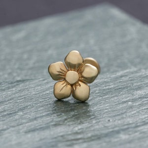 Dainty Flower Stud Earring Gold • Internally Threaded Piercing 18g• 14K Solid Gold Screw Flat Back Daisy Earring • Birthday Day Gift for Her
