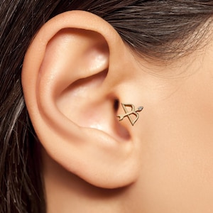 Minimalistische pijl en boog stud in 14 kt goud • Op boogschieten geïnspireerde oorbel schelp en toren piercing • Labret schroef platte achterkant, verjaardagscadeau voor haar