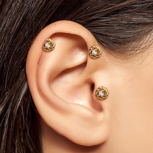 Gouden gedraaide koord-stekker met ronde steen • Comfortabele platte piercing op de achterkant voor dagelijks gebruik • 14 kt goudkleurige kraakbeensieraden met interne schroefdraad